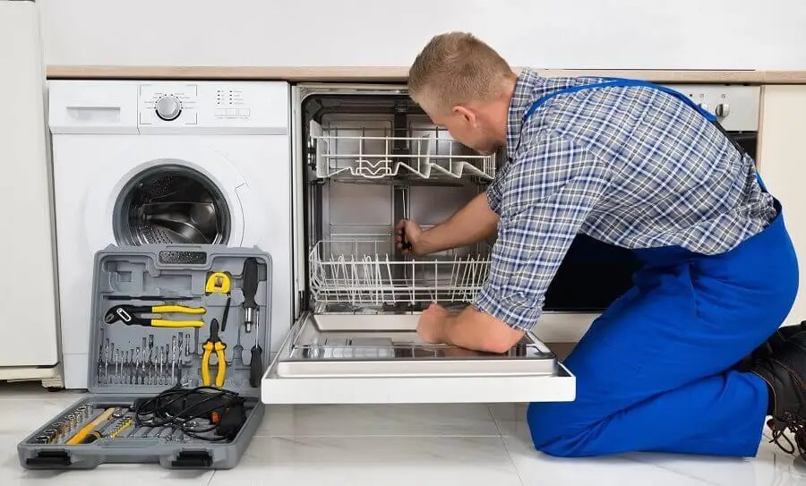 Kızılcahamam Protherm servisi teknisyen ekibi beyaz eşya tamiri yaparken